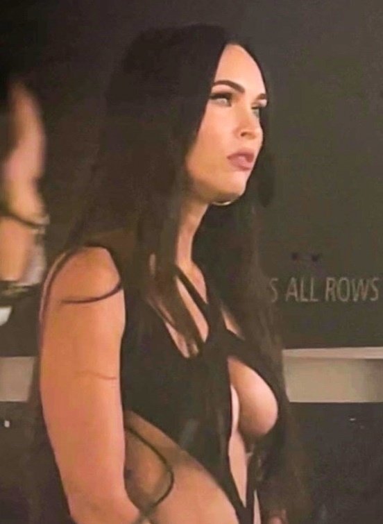 Megan Fox v sexy šatech a otráveným výrazem