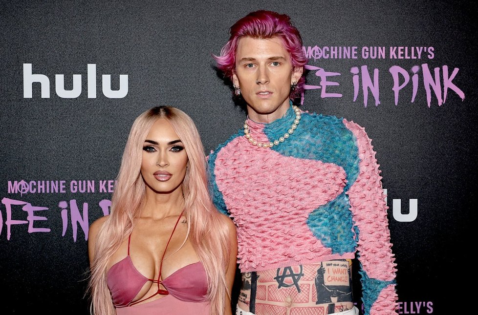 Megan Foxová a Machine Gun Kelly celí v růžovém