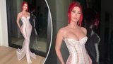 Odvážná básnířka Megan Foxová: Proklatě sexy šaty!