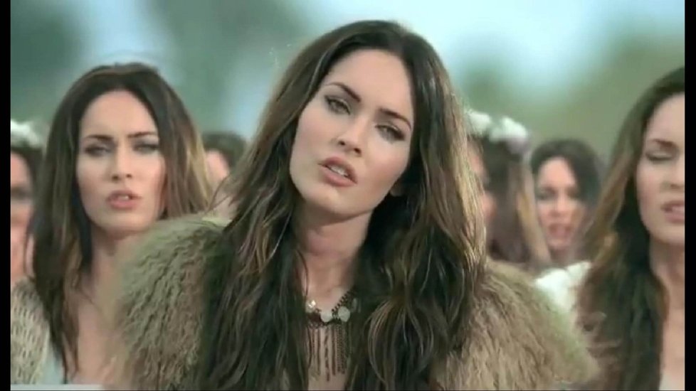 Megan Foxová je v reklamě zatraceně sexy.