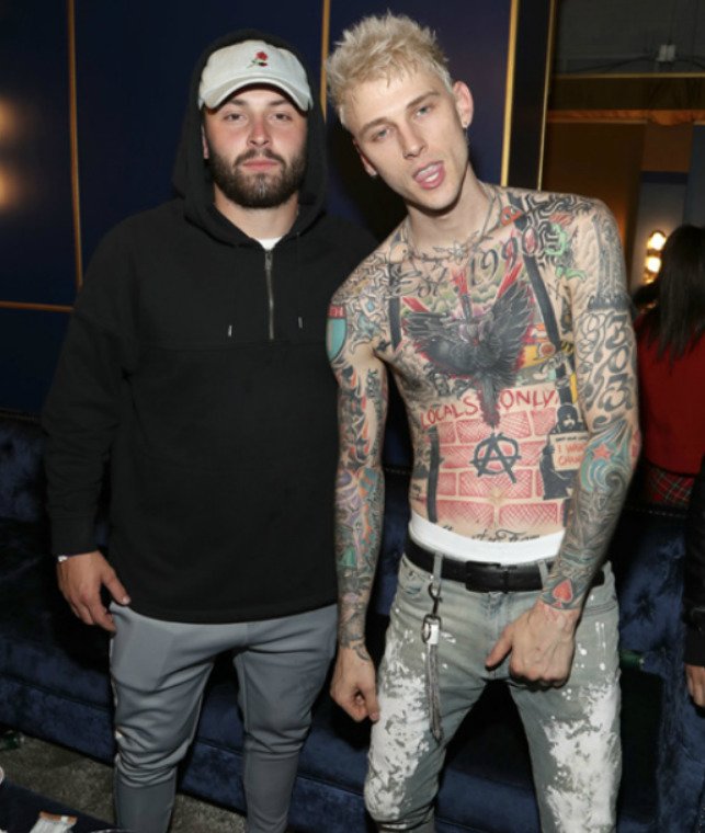 Rapper také už moc místa na další tetování nemá.
