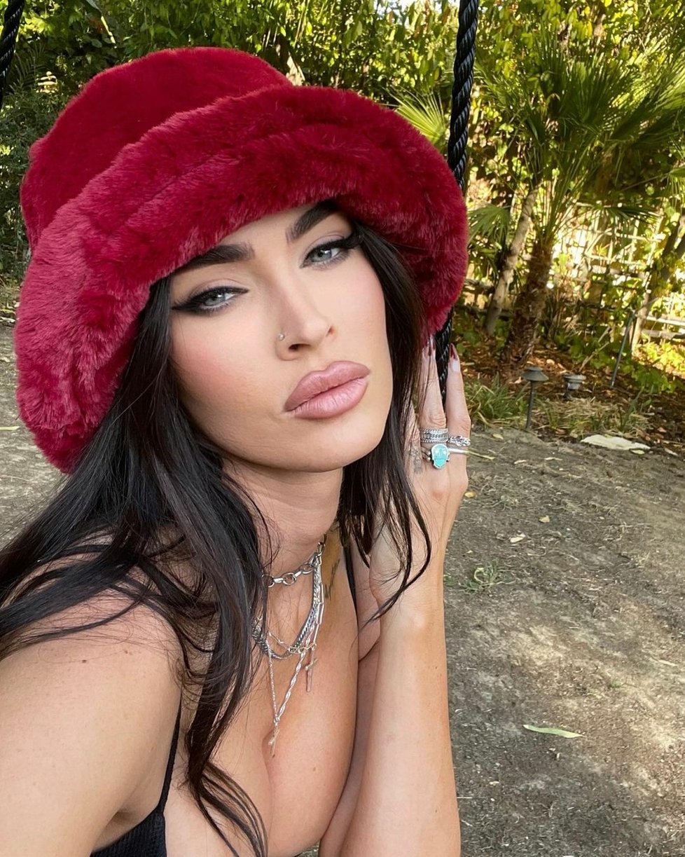 Megan Fox a její podezřele napěchovaný dekolt