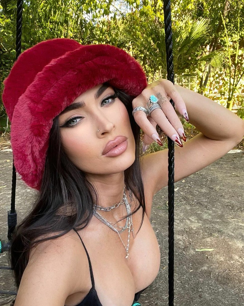 Megan Fox a její podezřele napěchovaný dekolt