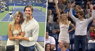 Nejslavnější fanynka na tenisovém US Open: Kráska exuje pivo!