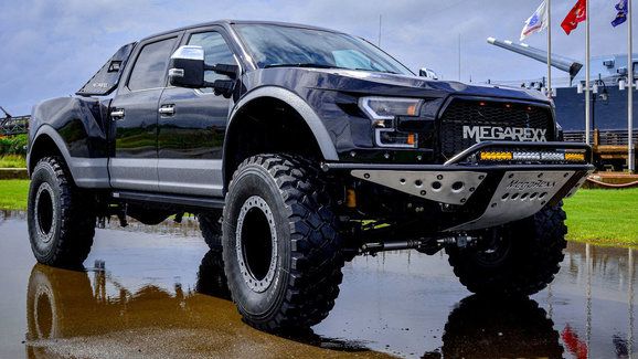MegaRexx MegaRaptor je extrémní pick-up s naftovou V8 a koly odolnými vůči minám