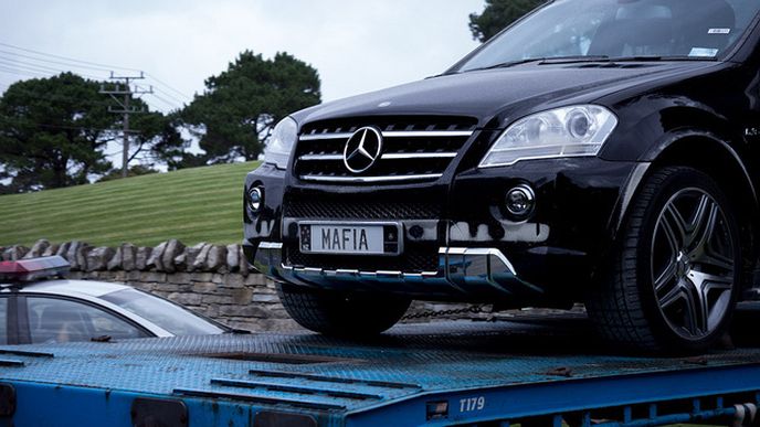 Policie odváží zabavené luxusní automobily vedení Megauploadu.