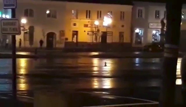 Megavýbuch otřásl celým náměstím.