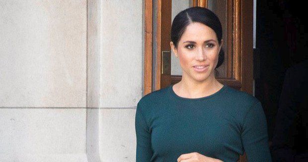 Vévodkyně Meghan zapomněla ze dna kabelky sundat plastovou ochranu