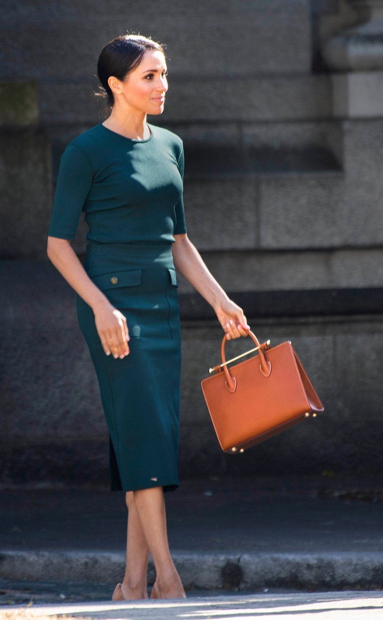 Vévodkyně Meghan zapomněla ze dna kabelky sundat plastovou ochranu