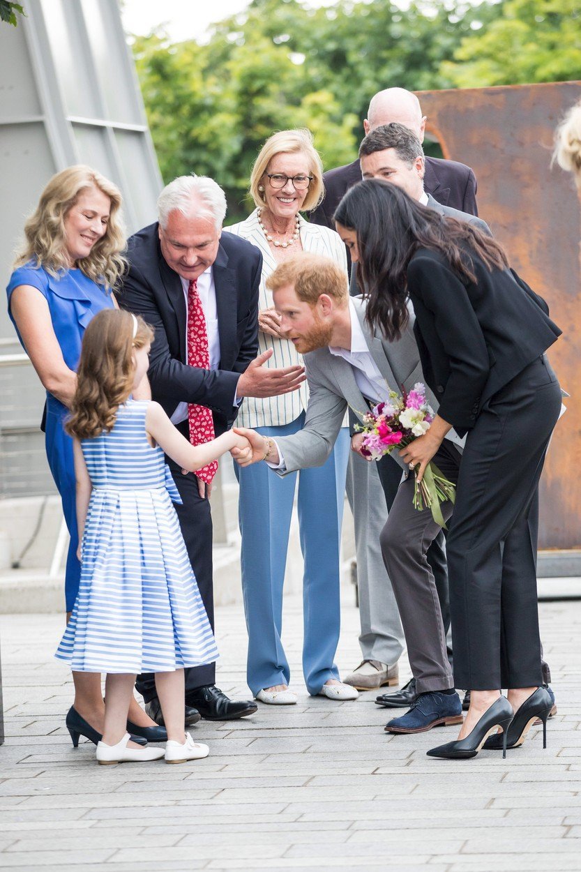 Princ Harry a vévodkyně Meghan se vítají s fanoušky v Irsku.