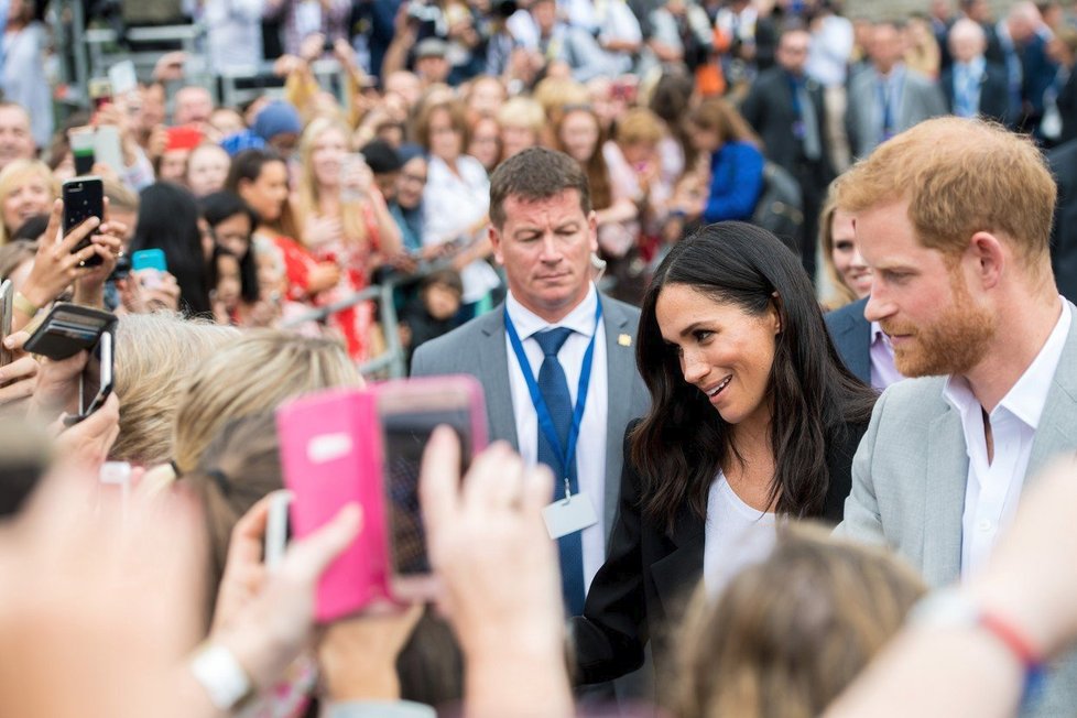 Princ Harry a vévodkyně Meghan se vítají s fanoušky v Irsku