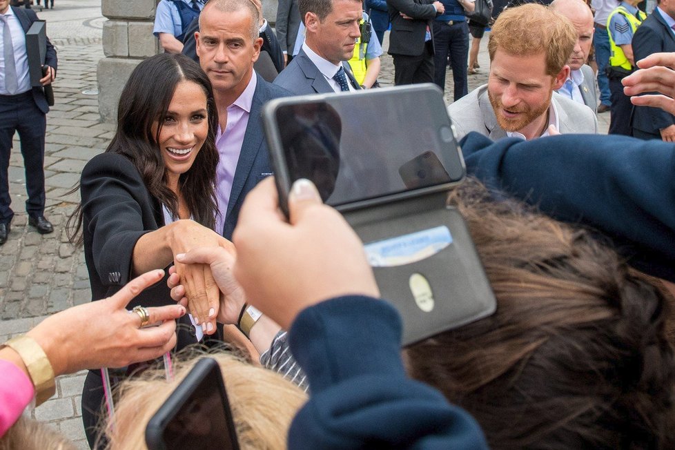 Princ Harry a vévodkyně Meghan se vítají s fanoušky v Irsku.