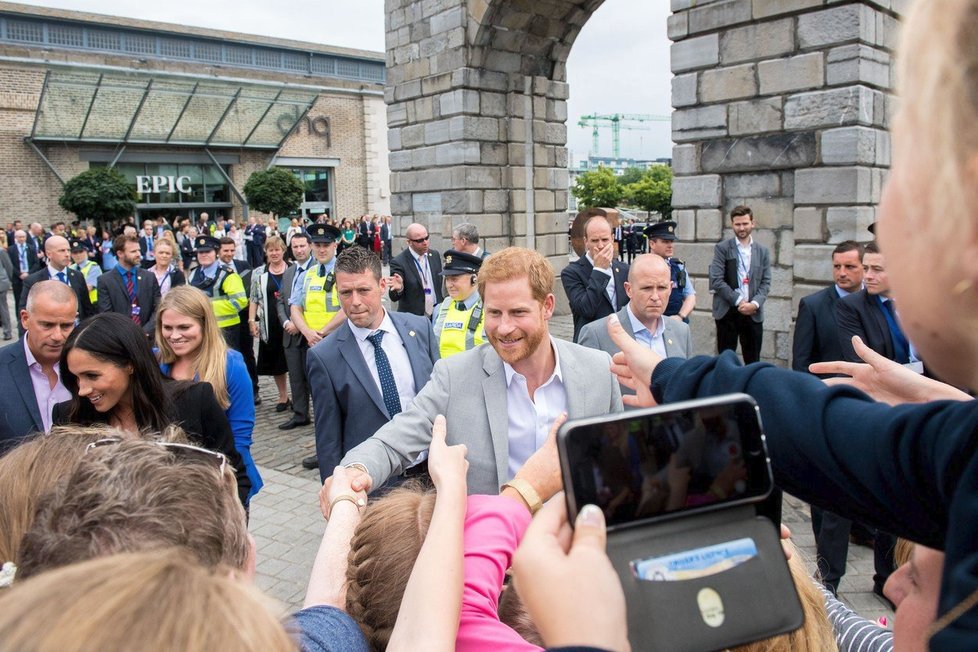 Princ Harry a vévodkyně Meghan se vítají s fanoušky v Irsku.