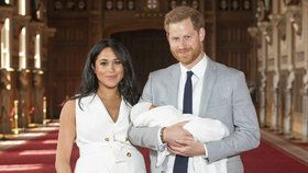 Vévodkyně Meghan a princ Harry poprvé ukázali veřejnosti svého chlapečka