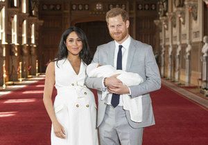 Vévodkyně Meghan a princ Harry poprvé ukázali veřejnosti svého chlapečka.