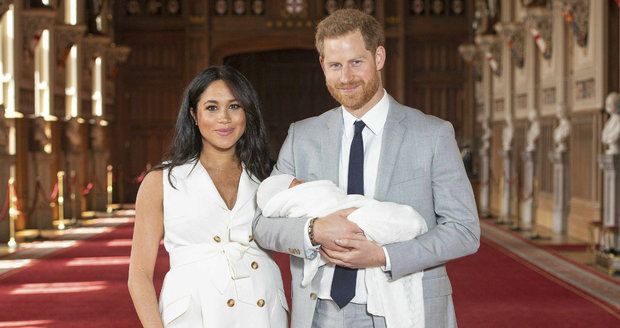 Vévodkyně Meghan a princ Harry poprvé ukázali veřejnosti svého chlapečka.