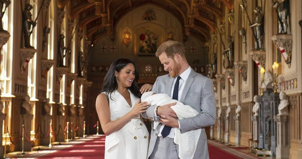 Vévodkyně Meghan a princ Harry poprvé ukázali veřejnosti svého chlapečka
