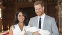 Vévodkyně Meghan a princ Harry poprvé ukázali veřejnosti svého chlapečka