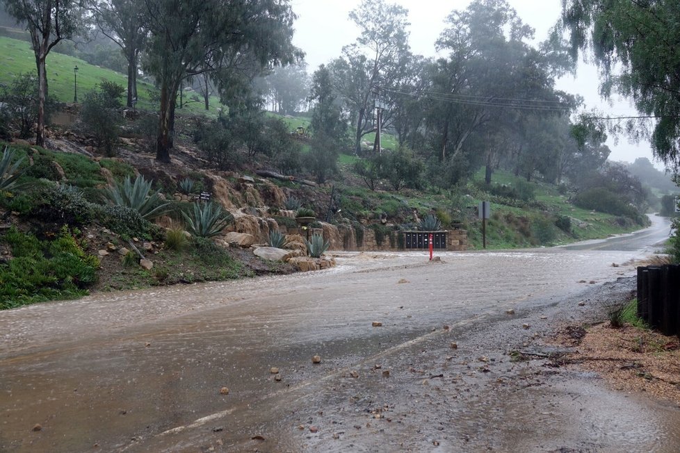 Kalifornské město Montecito, kde žije princ Harry s Meghan Markle zasáhla rozsáhlá bouře.