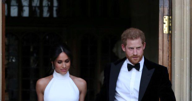 Meghan s Harrym přijeli na večírek v modrém jaguáru.