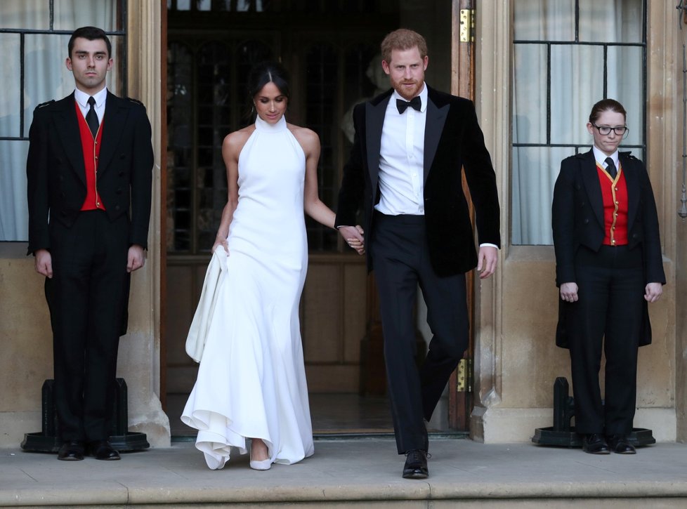 Meghan s Harrym přijeli na večírek v modrém jaguáru.