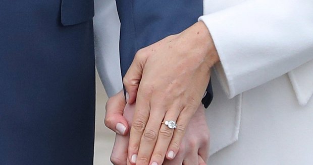Zásnubní prstýnek je vyrobený z náramku princezny Diany.