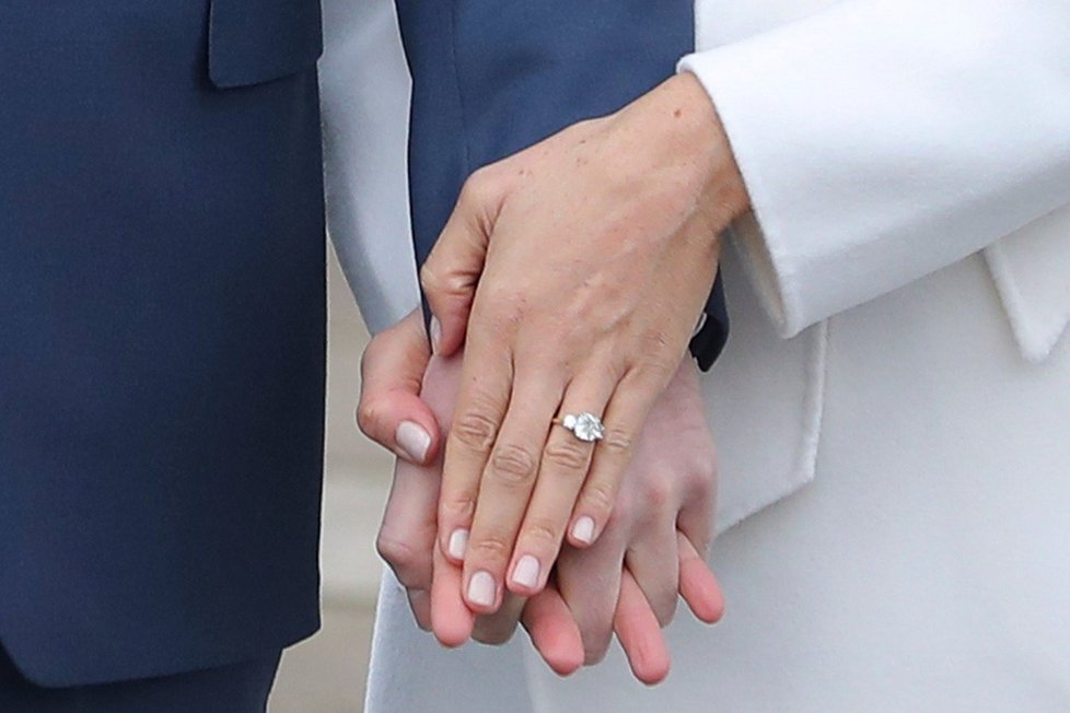 Všimněte si zásnubního  prstýnku na ruce Megan, je vyrobený z náramku princezny Diany