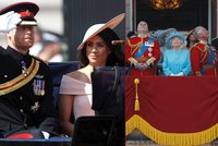 Premiéra Meghan a Harryho na balkoně Buckinghamského paláce. Nebyli vidět, zastínili je Kate a Charles