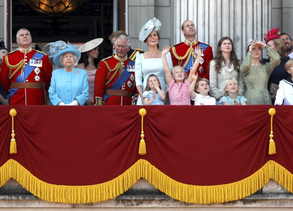 Královská rodina na balkoně Buckinghamského paláce.