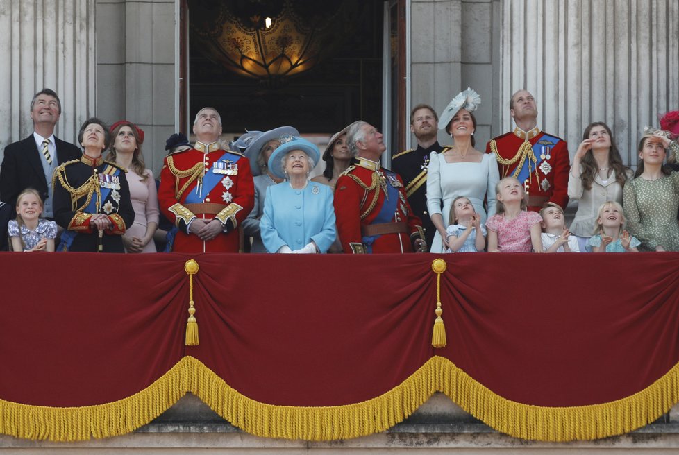 Královská rodina na balkoně Buckinghamského paláce.