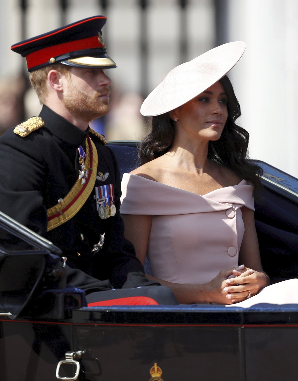 Harry a Meghan v kočáře.