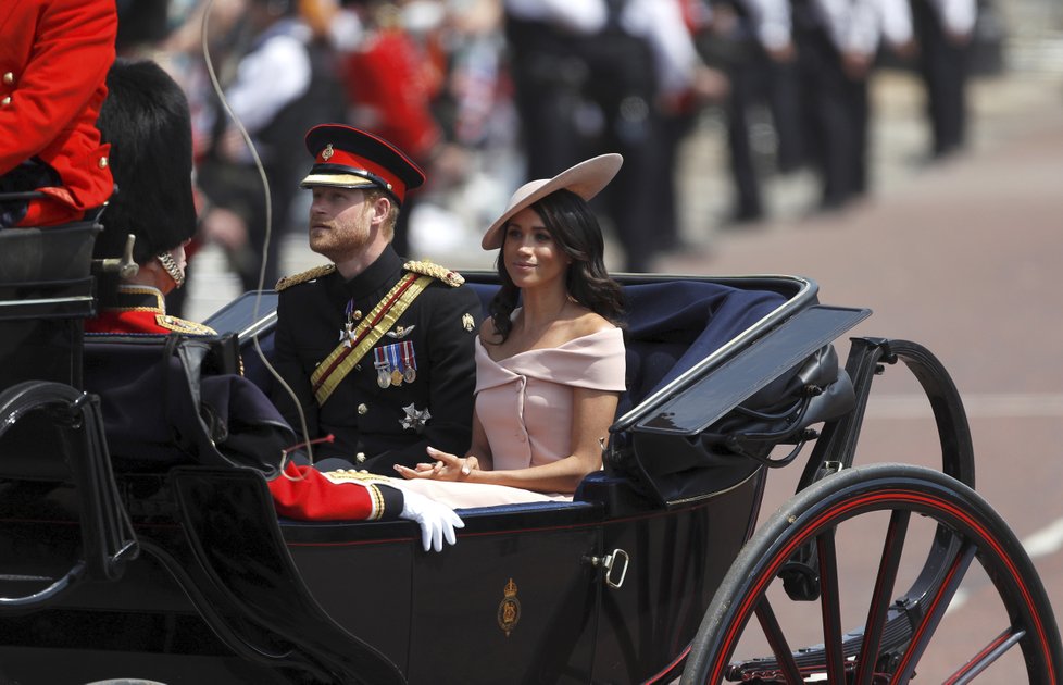 Harry a Meghan v kočáře.