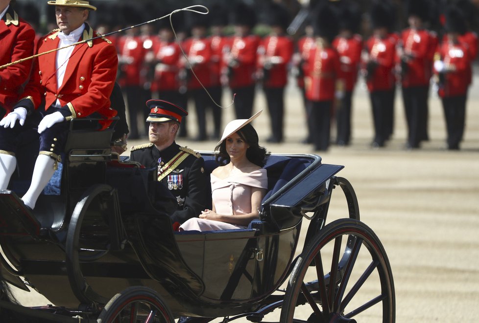 Harry a Meghan v kočáře.