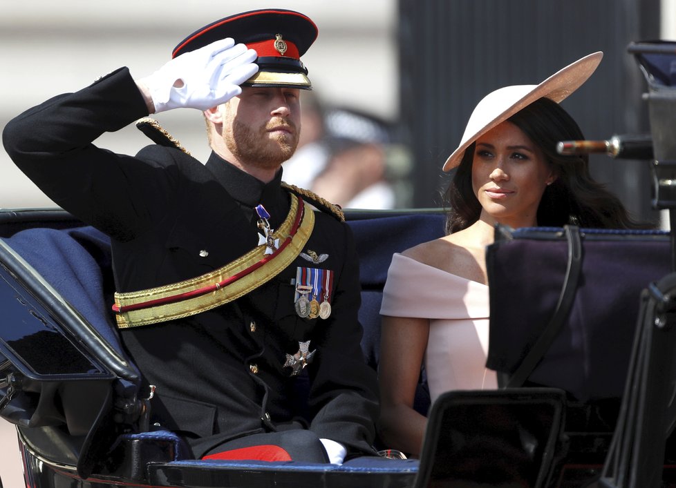 Harry a Meghan v kočáře.