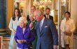 Princ Charles s královnou a rodinou.