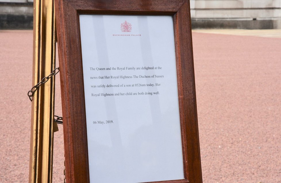 Oznámení před Buckinghamským palácem o narození hraběte Archieho