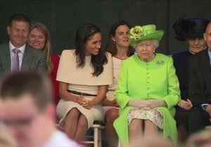 Královna Alžběta a vévodkyně Meghan poprvé samy spolu na akci