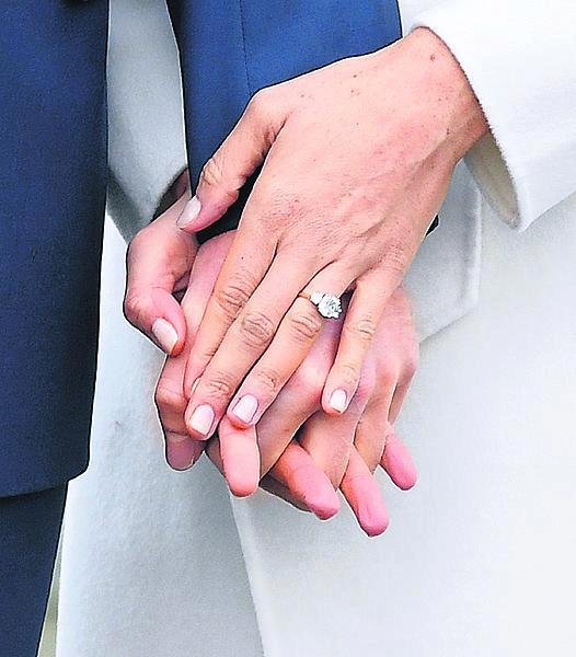 Prsten navrhoval Harry.