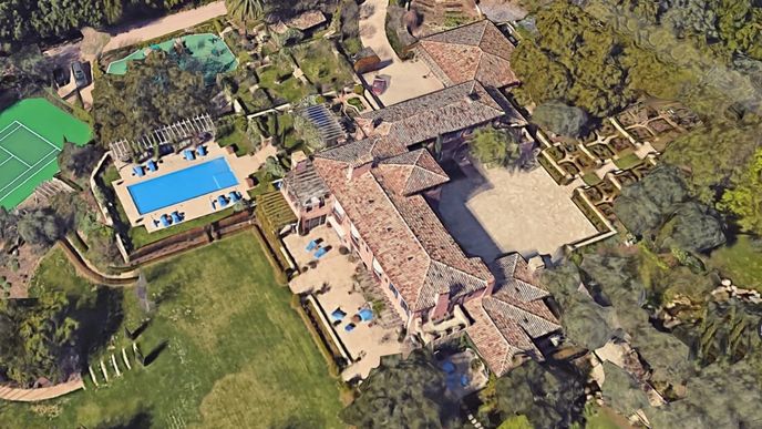 Meghan Markleová a princ Harry koupili dům v Montecitu na severu Los Angeles za 14,6 milionu dolarů (přes 320 milionů korun). Mezi jejich nové sousedy patří moderátorka Oprah Winfreyová, komička Elle DeGeneresová, herec Rob Lowe nebo filmař George Lucas. Dům prominentního britského páru má 9 ložnic a 16 koupelen. Dále - bazén, kino, tělocvičnu, lázně, knihovnu, kancelář, vinný sklep, kuchyň, hernu, tenisový kurt, garáž pro pět aut a velké dětské hřiště. 