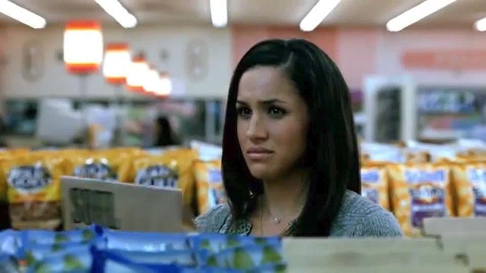 Meghan Markle v reklamě na chipsy v roce 2009