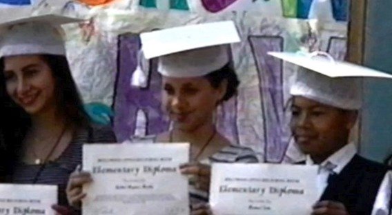 Meghan Markleová (uprostřed) na školním vystoupení v roce 1994