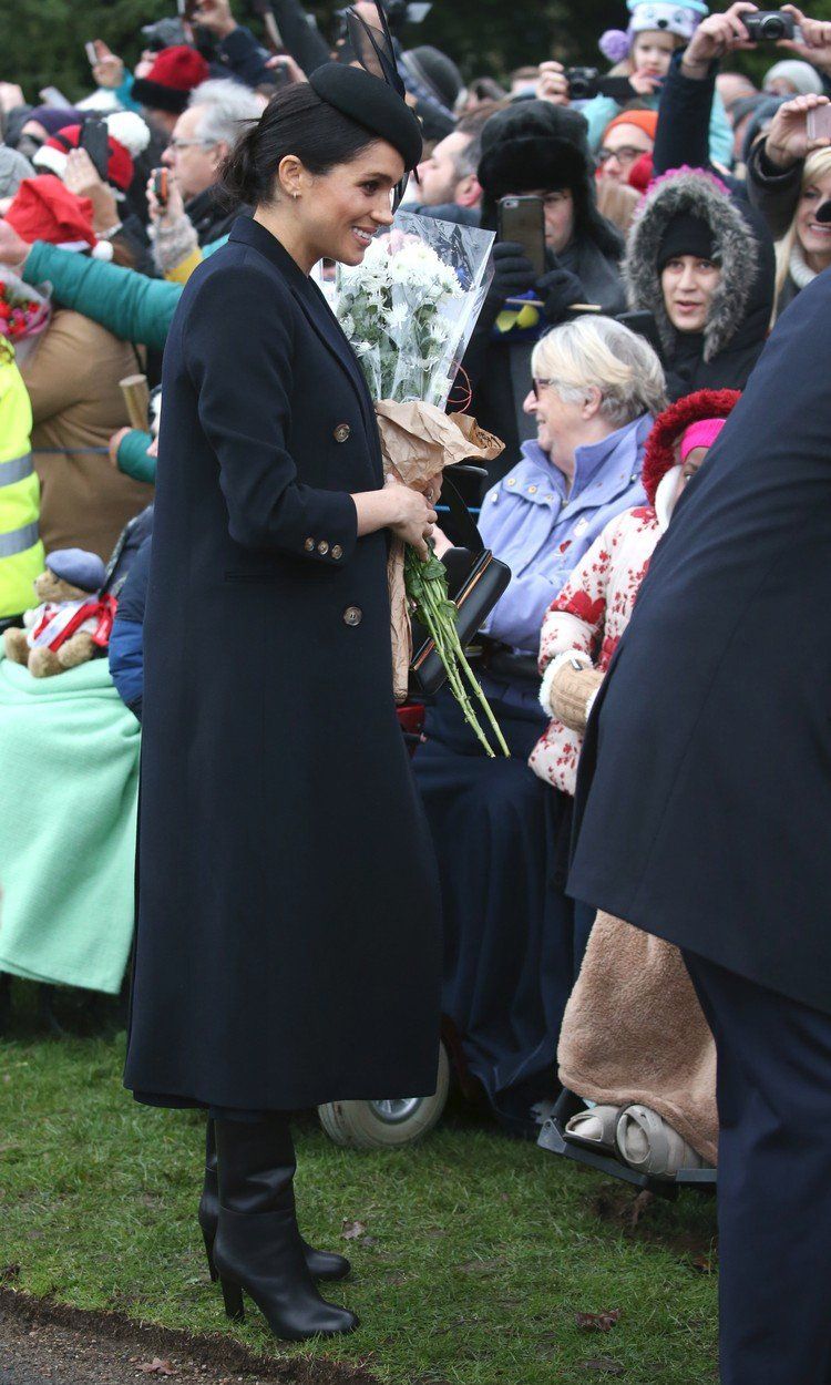 Návštěva vánoční mše v Sandringhamu, kde se spolu Kate a Meghan smály na celé kolo.