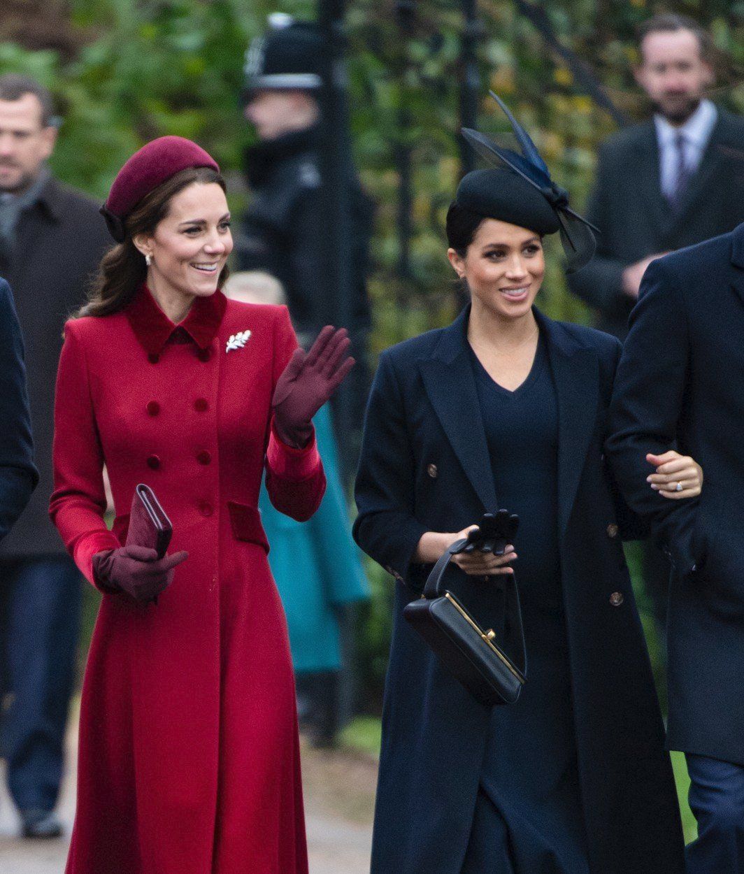 Kate s Meghan musely zakopat válečnou sekeru alespoň na Vánoce. Byl to výslovný příkaz královny Alžběty II.