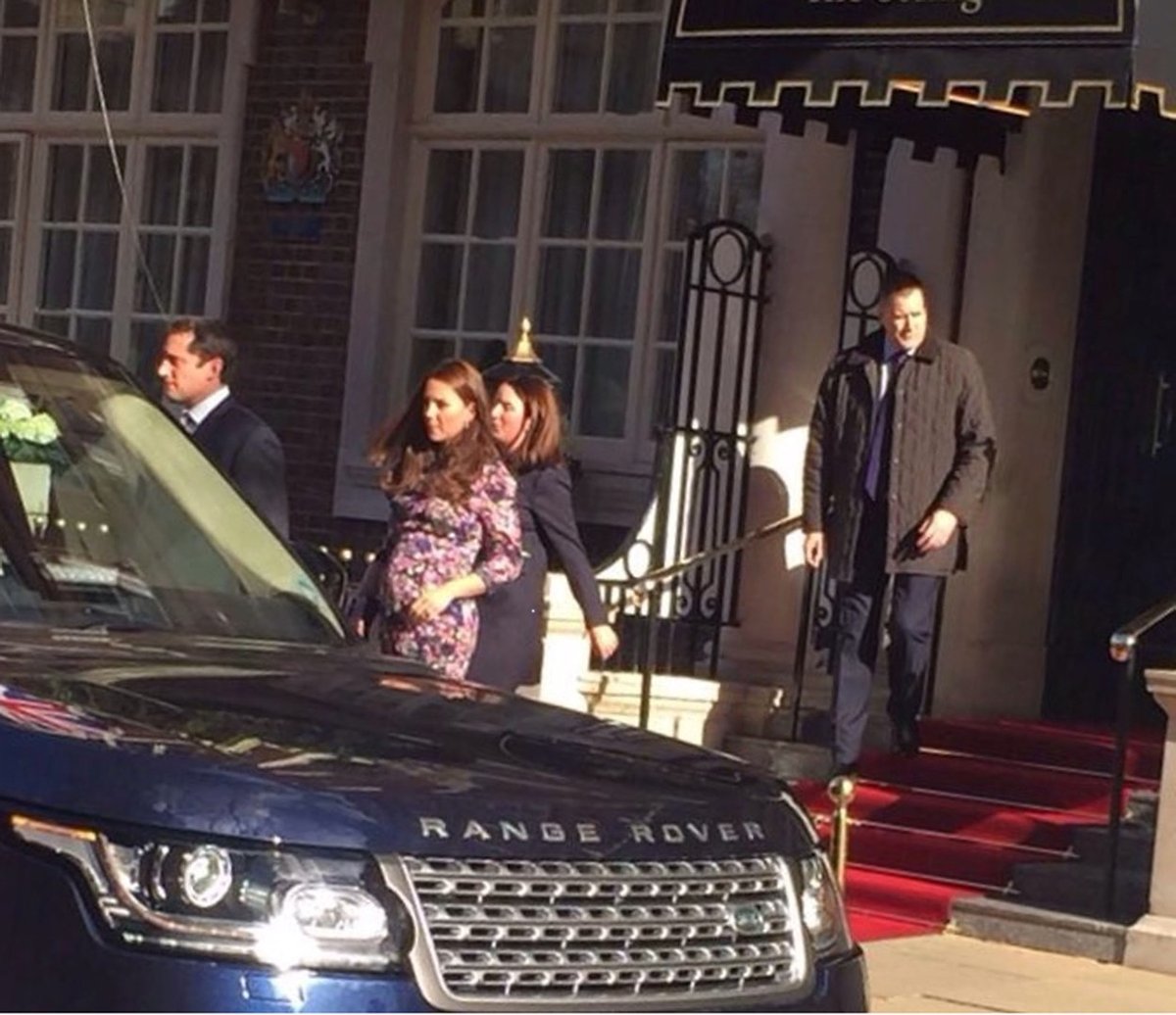 Těhotná Kate Middleton vychází z hotelu The Goring