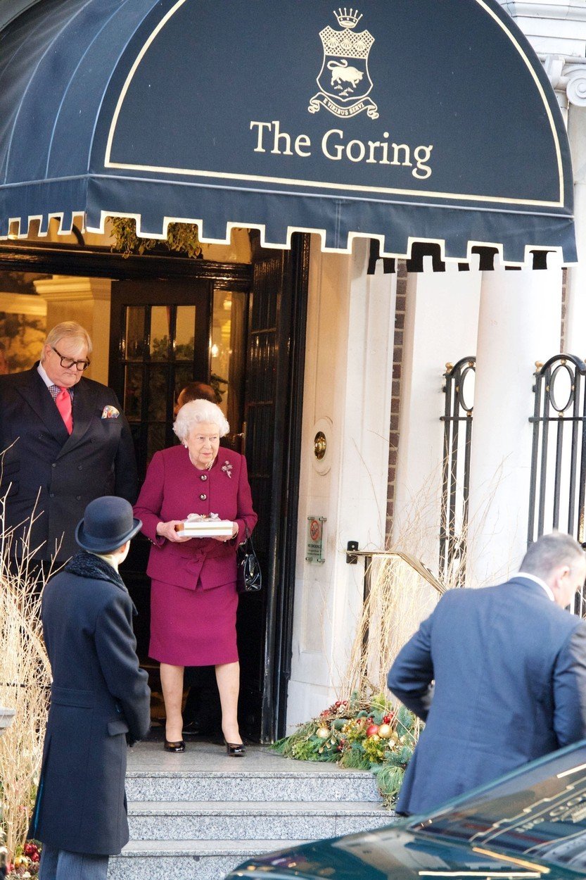 Královna Alžběta ráda přespává v hotelu