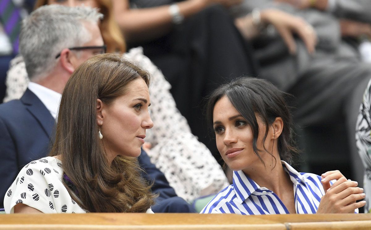 Meghan a Kate se na tenisovém zápase srdečně bavily.