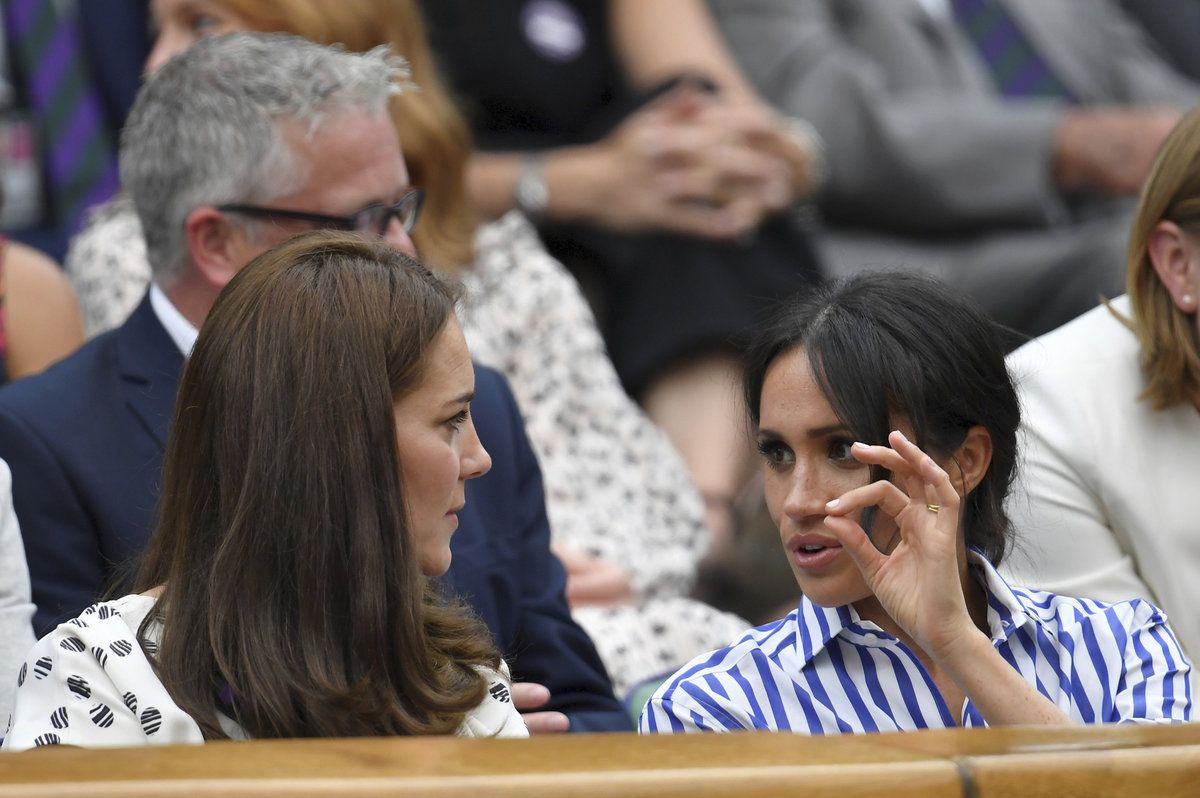 Meghan a Kate se na tenisovém zápase srdečně bavily.