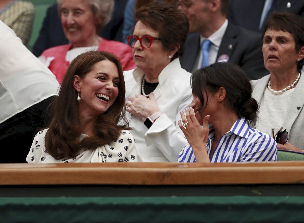 Meghan a Kate se na tenisovém zápase srdečně bavily.