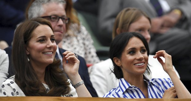 Meghan a Kate se na tenisovém zápase srdečně bavily.