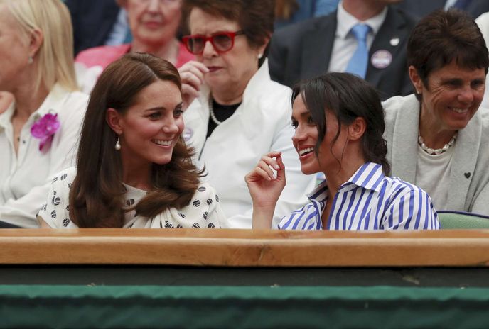 Meghan a Kate se na tenisovém zápase srdečně bavily. Meghan a Kate se na tenisovém zápase srdečně bavily.